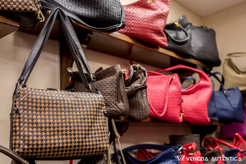 Francis Model - Venezia Autentica | Discover and Support the Authentic Venice - Decades of experience, a great attention to details and high-quality materials are key factors for the artisanal making of these beautiful made in Italy leather bags.
