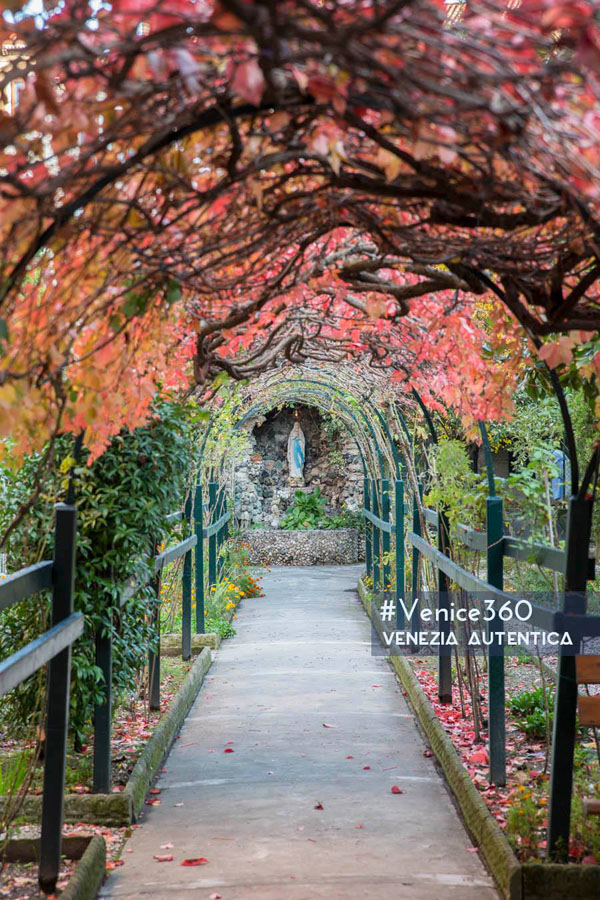 The unsuspected story of a Secret Garden in Venice - Venezia Autentica | Discover and Support the Authentic Venice The unsuspected story of a Secret Garden in Venice - Venezia Autentica | Discover and Support the Authentic Venice - The garden of Ca' Morosini is now taken care of by Dominican nuns, but in the past this marvellous place in the heart of Venice had disappeared for almost 200 years!