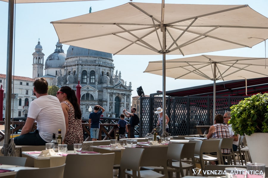 The bar/restaurant "All'Ombra del Leone" in Venice is a unique place in town which gives you the opportunity to have a drink or a snack with a terrific view on many landmarks of the city.