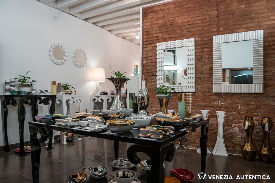Danghyra's hand made crafts and their elegant finishing, which include gold and platinum layers, enrich and beautify every room of your home.
