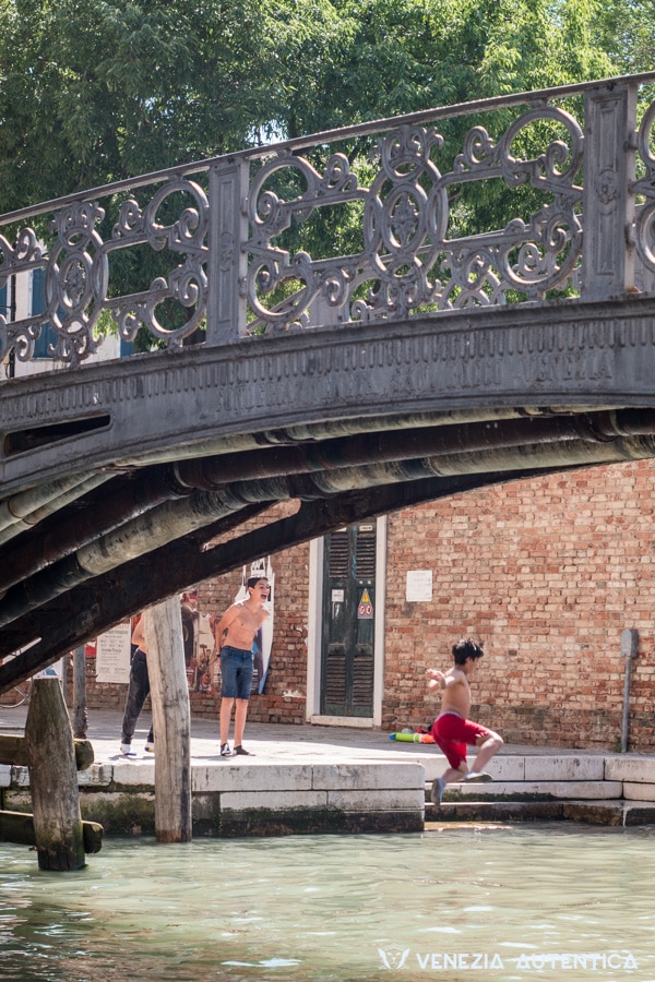 These might be the most common childhood memories of Venetian kids. Since generations. - Venezia Autentica | Discover and Support the Authentic Venice - Ever wondered how growing up in Venice was? Here's a peek into Venetian children's playtime and one of the most commond childhood memories!
