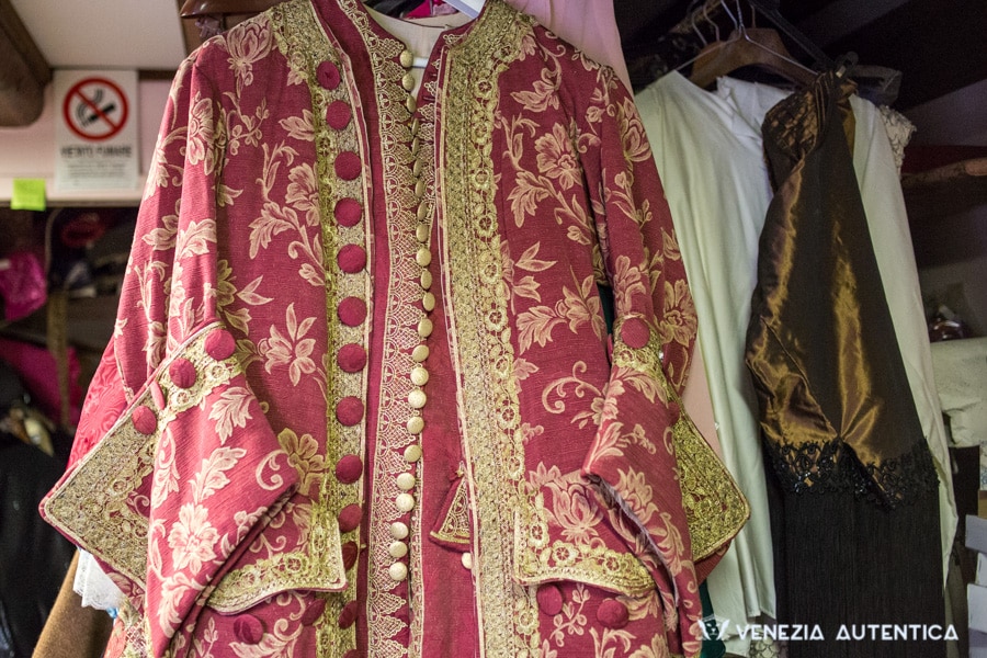 La Bottega del Costume di Nicoletta Lucerna - Venezia Autentica | Discover and Support the Authentic Venice - In her small laboratory close to the S.S. Giovanni e Paolo church, Nicoletta unleashes all her ability, creativity, and passion to create beautiful period costumes, Carnival costumes, and to produce her favorite garments: corsets!